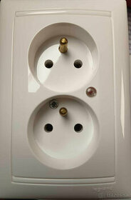 Dvojzásuvka s prep.ochranou legrand valena-S74390