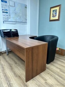 Kancelársky pracovný stôl s ergonomickým výrezom – 5 ks