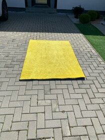 Žltý koberec