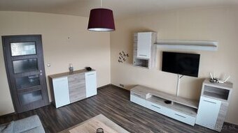 Október: 2izb byt so zariadením na Nám. Priateľstva