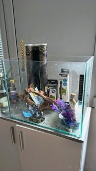 Predám menšie akvárium s vybavením