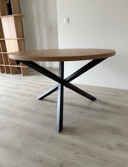 Okrúhly jedálenský stôl