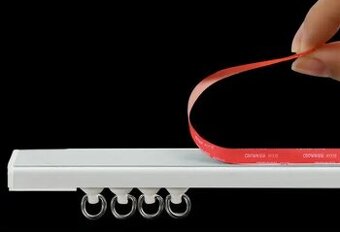 Samolepiaca koľajnica na záves