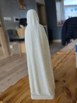 Biela soška Pani Marie