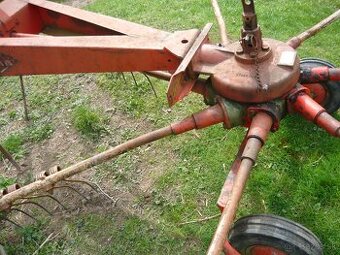 KUHN 280 SHRNOVAČ -- ruzné   díly