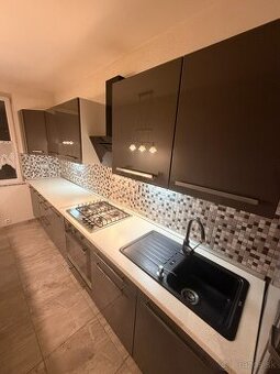 Kuchynská linka so spotrebičmi