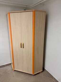 Rohová skriňa – drevodekor