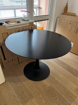 Čierny okrúhly jedálenský stôl