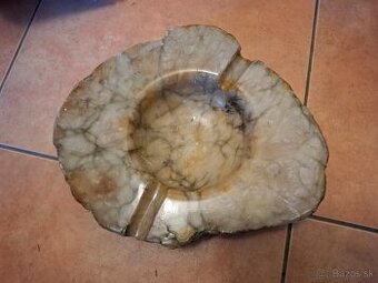 Veľký mramorový popolník