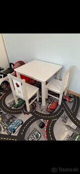 Stôl so stoličkami
