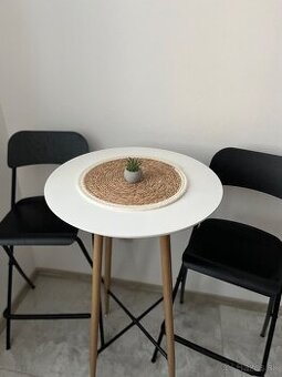 Barový stôl so stoličkami