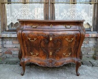 Komoda z orechového dreva