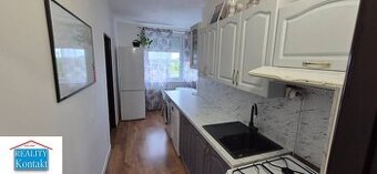 Na PREDAJ prerobený 2 izbový BYT s balkónom- širšie CENTRUM