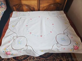 Krásny biely obrus zdobený ružami s háčkovanými vsadmi 80x80