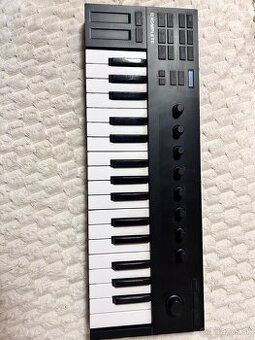 Native Instruments - Traktor Komplete Kontrol M32