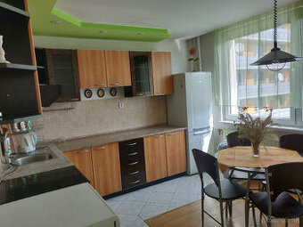 Prenájom 3-izbový byt, 76 m2, balkón, centrum Levice