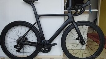 Kompletný karbónový cestný bicykel s elektronickou prehadzov