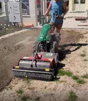 Zakladač trávnika a malotraktor