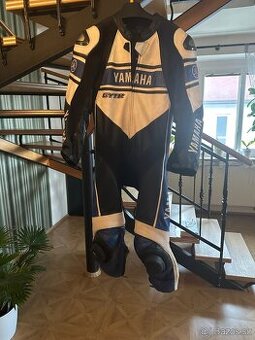 Predám jednodielnu kmoto kombinézu Dainese YAMAHA veľkosť 54