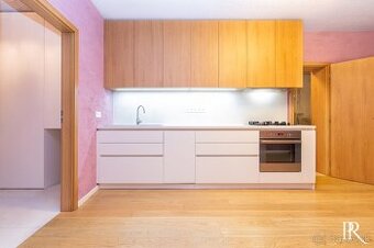 KRÁSNY  BYT S TERASOU, PARKOVACÍM STÁTÍM, MILOSLAVOV