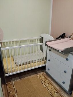 Komplet- postieľka s matracom, komodou a prebaľovacím pultom