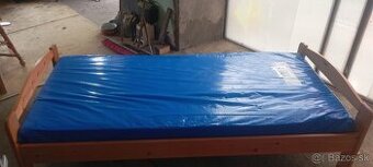 Ponúkam na predaj posteľ s matracom.
