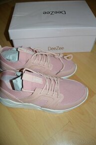 Dámske ružové topánky s visačkou
