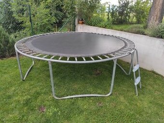 Trampolína