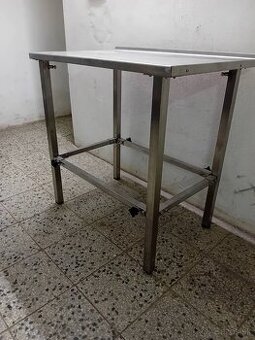 Nerezový pracovný stôl.