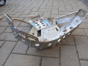 Kryt motora a vyfuku