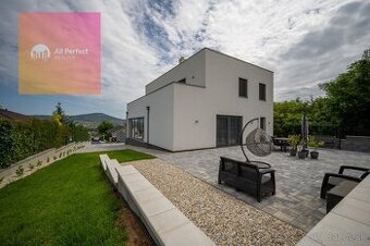 NADŠTANDARDNÉ BÝVANIE V NITRE – 5-IZBOVÝ DOM S DVOJGARÁŽOU,