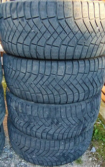 Predam jazdene zimne pneu 225/45R17 94H Pirelli