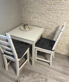 Kuchynsky stol a stolicky