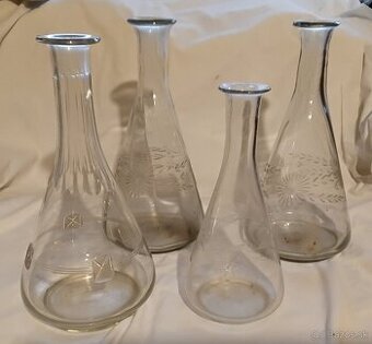 Sklenene stare karafy