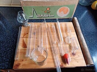 Sada sklenenych skumaviek a liehomer