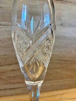 Vysoký krištáľový brúsený pohár na stopke