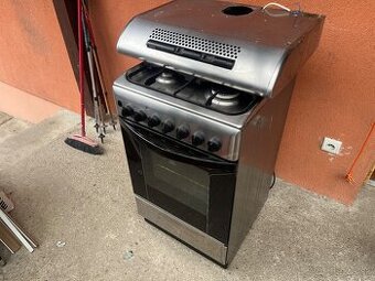 Šporak Indesit + digestor  Zanussi