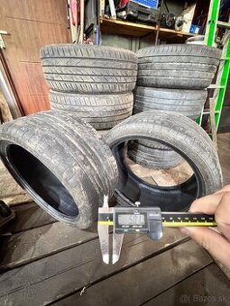 255/35R18
