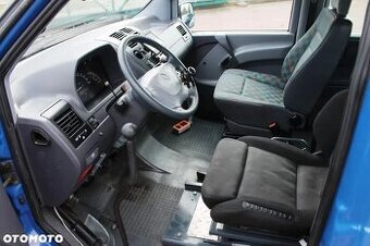 Auto pre vozičkárov s rampou s ručným ovládaním