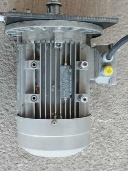 Trojfázový elektromotor 3 kW, 2880 ot/min – takmer nový (IE3