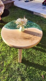 Epoxidový konferenčný stolík