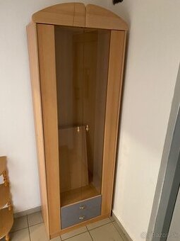 vitrína so sklenenými dvermi