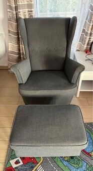 Strandmon kreslo a taburetka