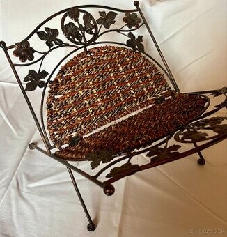 Kovovo prútený stojan na noviny a časopisy