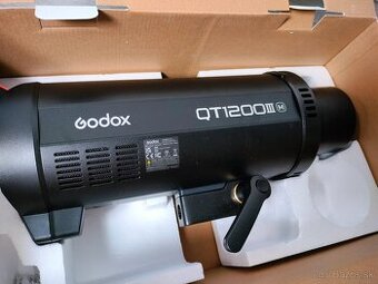 Najvýkonnejší a najrýchlejší ateliérový blesk za polovicu