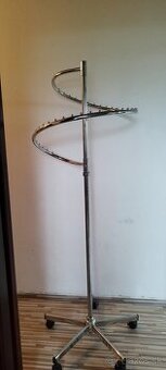 Nerezový kruhový vešiak na oblečenie na kolieskach