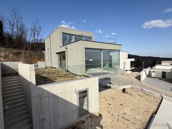 Rodinný dom s výnimočným výhľadom a bazénom