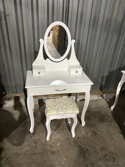 Toaletný stolík s taburetkou