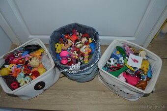 Veľký mix drobných detských hračiek a figúrok