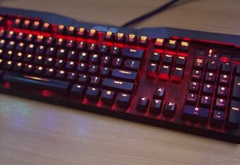 Asus horus - s red switch tlačidlami